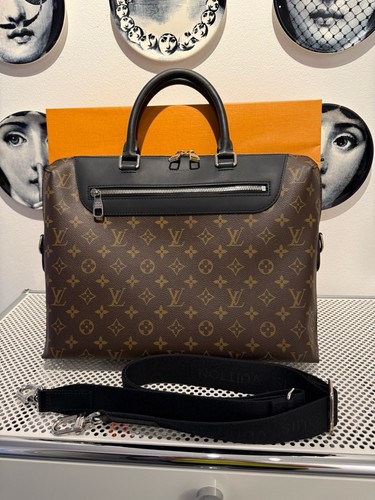 Louis vuitton porte - louis, documents